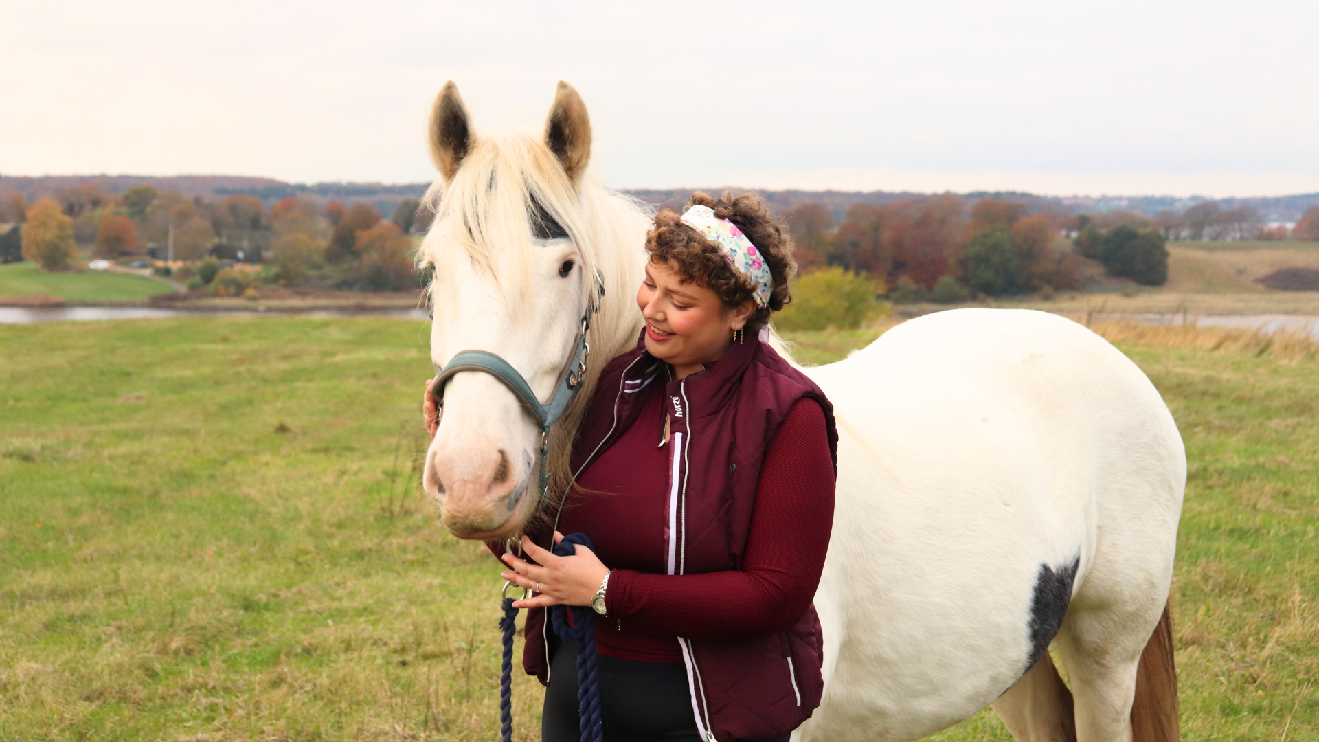 Hestemassør Line Holm-Bode fra EASE Equine Bodywork, som tilbyder hestemassage.