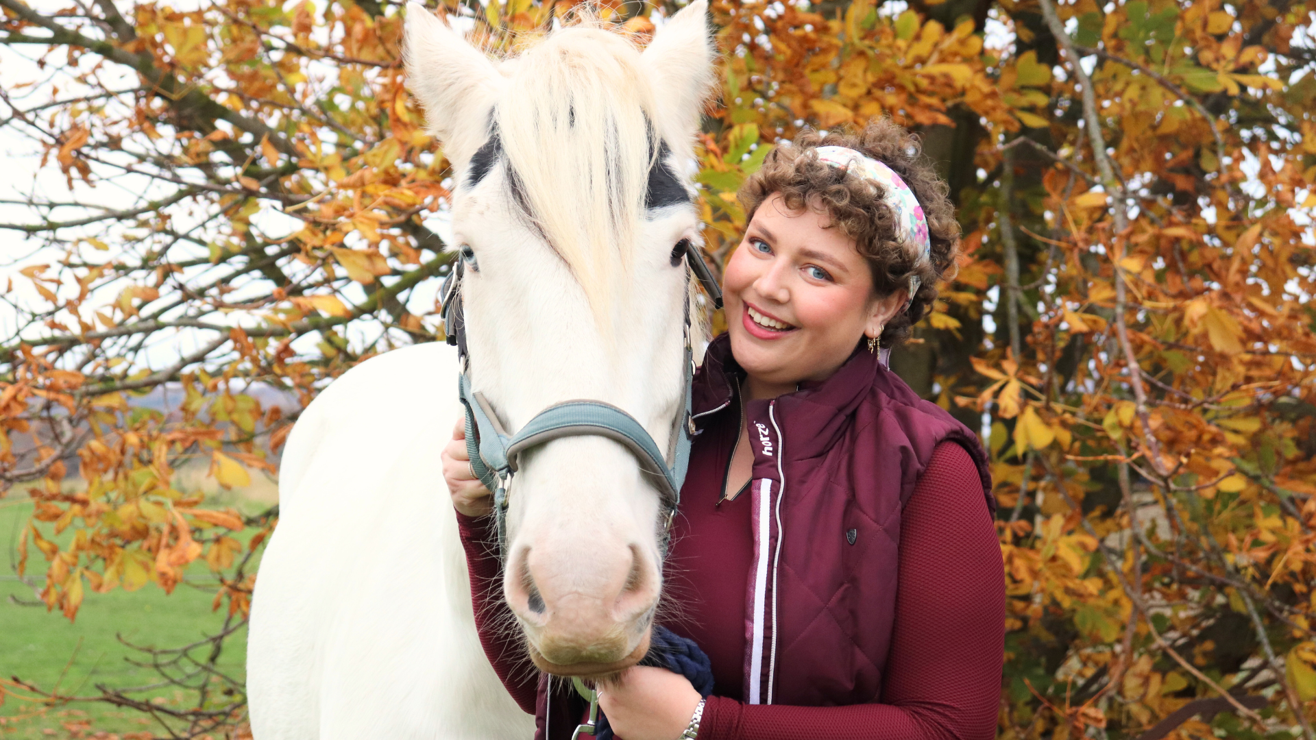 Hestemassør Line Holm-Bode fra EASE Equine Bodywork med en hest. Kontakt EASE Equine Bodywork.