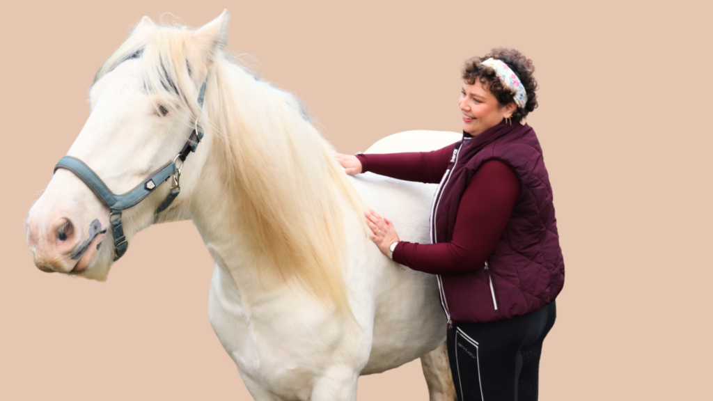 Hestemassør Line Holm-Bode fra EASE Equine Bodywork, som er i gang med hestemassage.