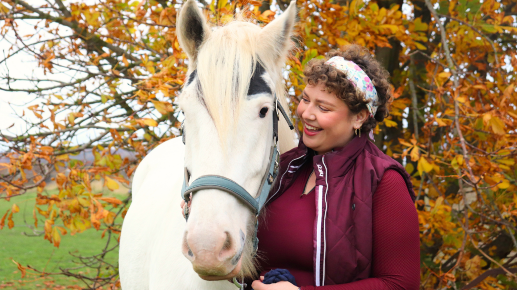 Hestemassør Line Holm-Bode fra EASE Equine Bodywork, som tibyder hestemassage. Her med tinkeren Raffe. 