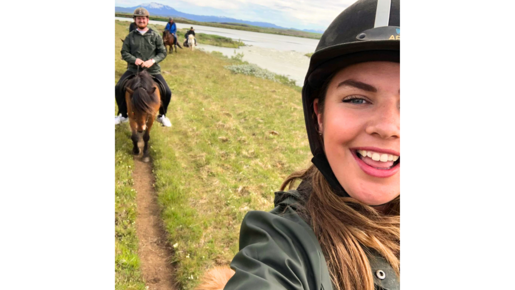 Hestemassør Line Holm-Bode fra EASE Equine Bodywork på en ridetur i Island. 
