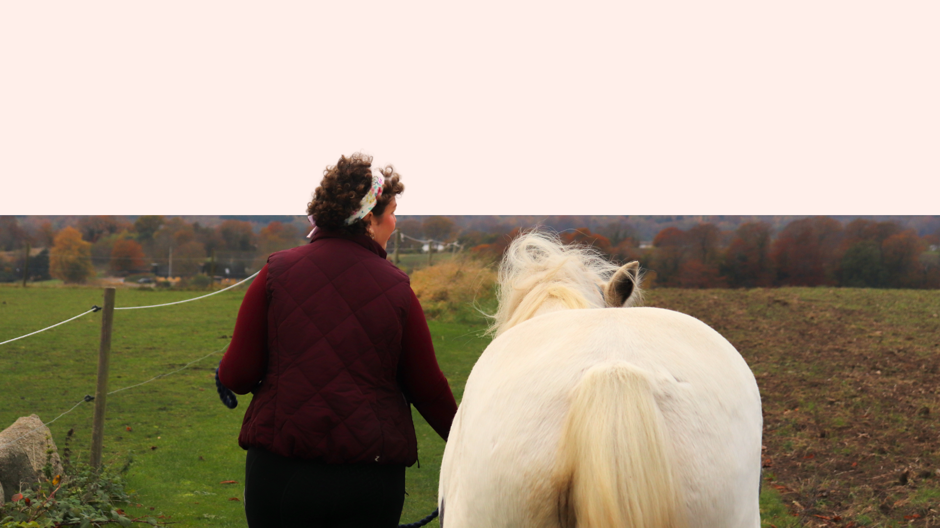 Hestemassør Line Holm-Bode fra EASE Equine Bodywork, som går tur med tinkeren Raffe.