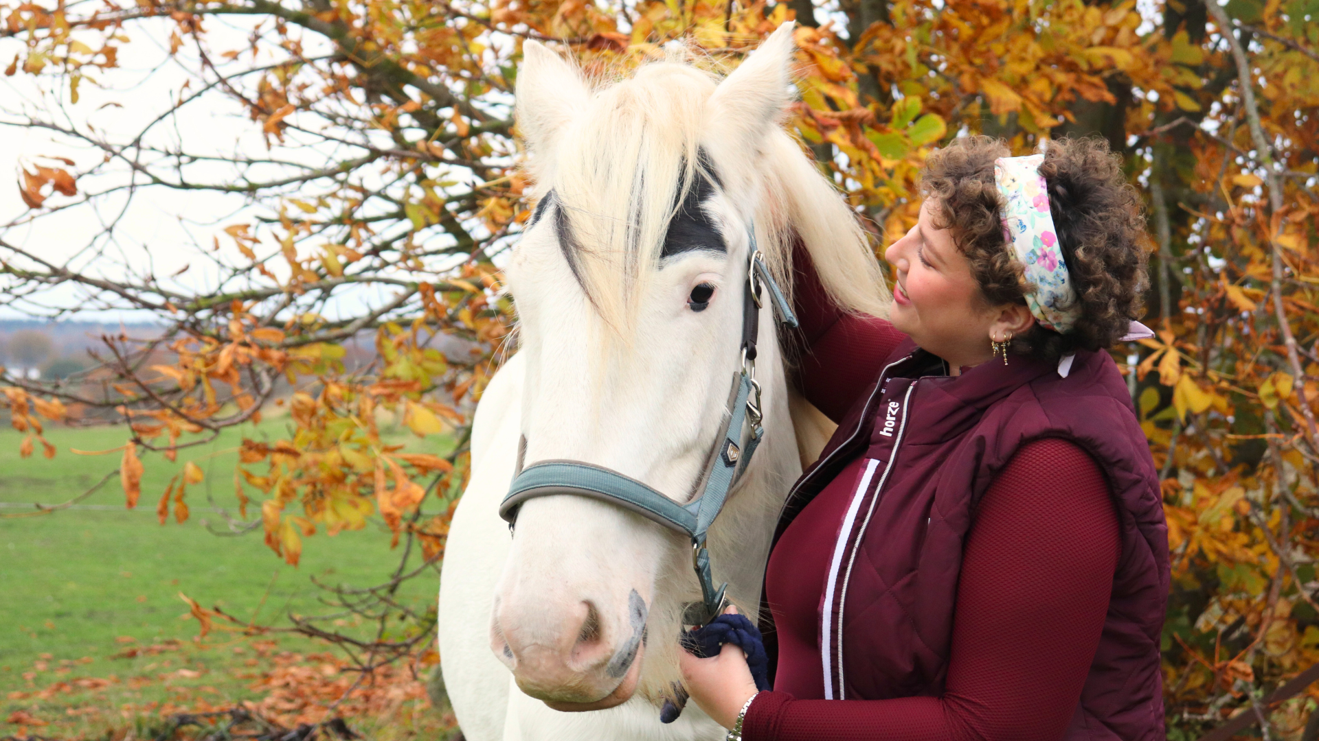 Hestemassør Line Holm-Bode fra EASE Equine Bodywork udfører hestemassage på en hest. 