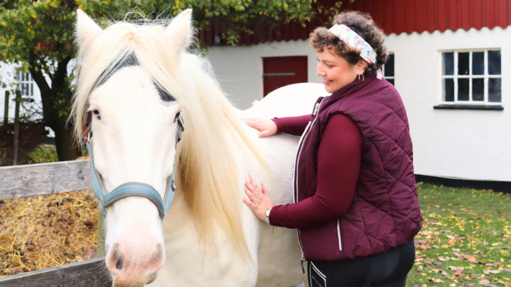 Hestemassør Line Holm-Bode fra EASE Equine Bodywork laver hestemassage. 