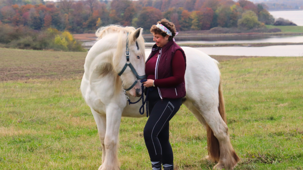 Hestemassør Line Holm-Bode fra EASE Equine Bodywork laver øvelser med hest.